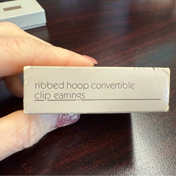 Avon ribbed  Hoop convertible clip Earrings goldtone vintage 1986 NIB - Picture 5 of 6